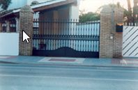 Una puerta corrediza está abierta delante de una casa.