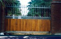 Una valla de madera con una valla de metal que la rodea.
