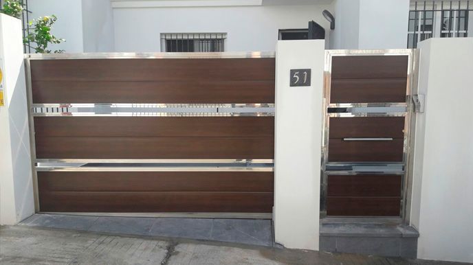 Una puerta de madera con el número 51