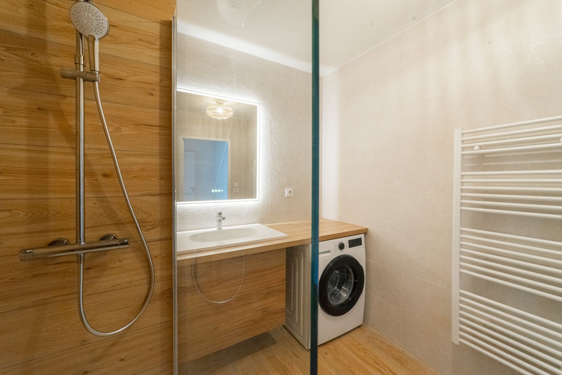 Cabine de douche avec une séparation en verre fumé