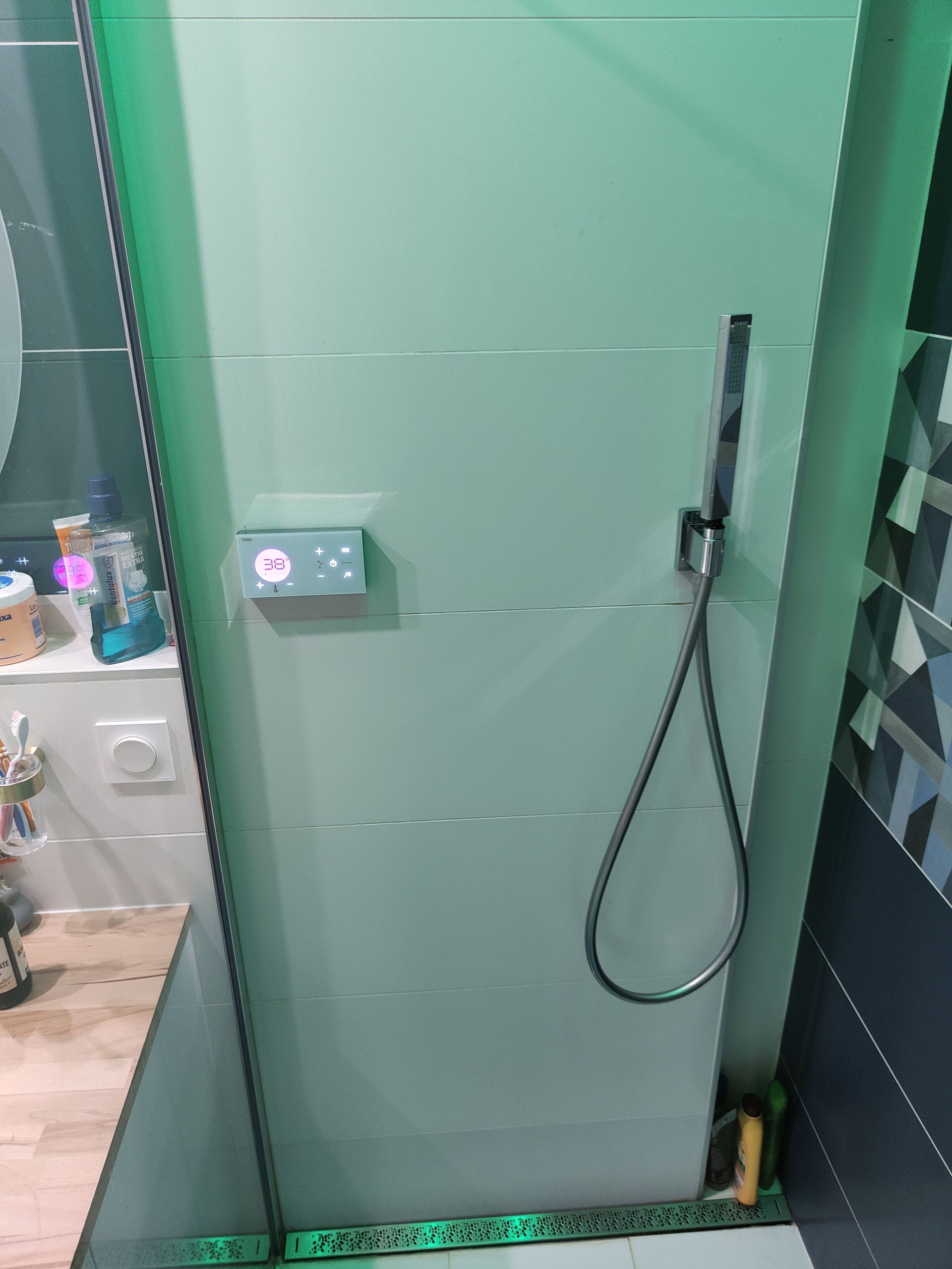 Cabine de douche avec éclairage vert