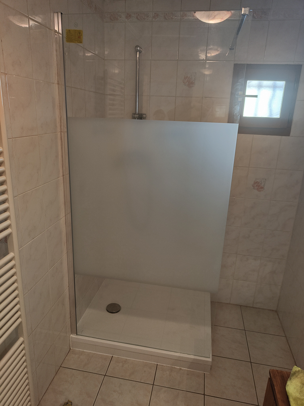 Cabine de douche avec une séparation en verre fumé