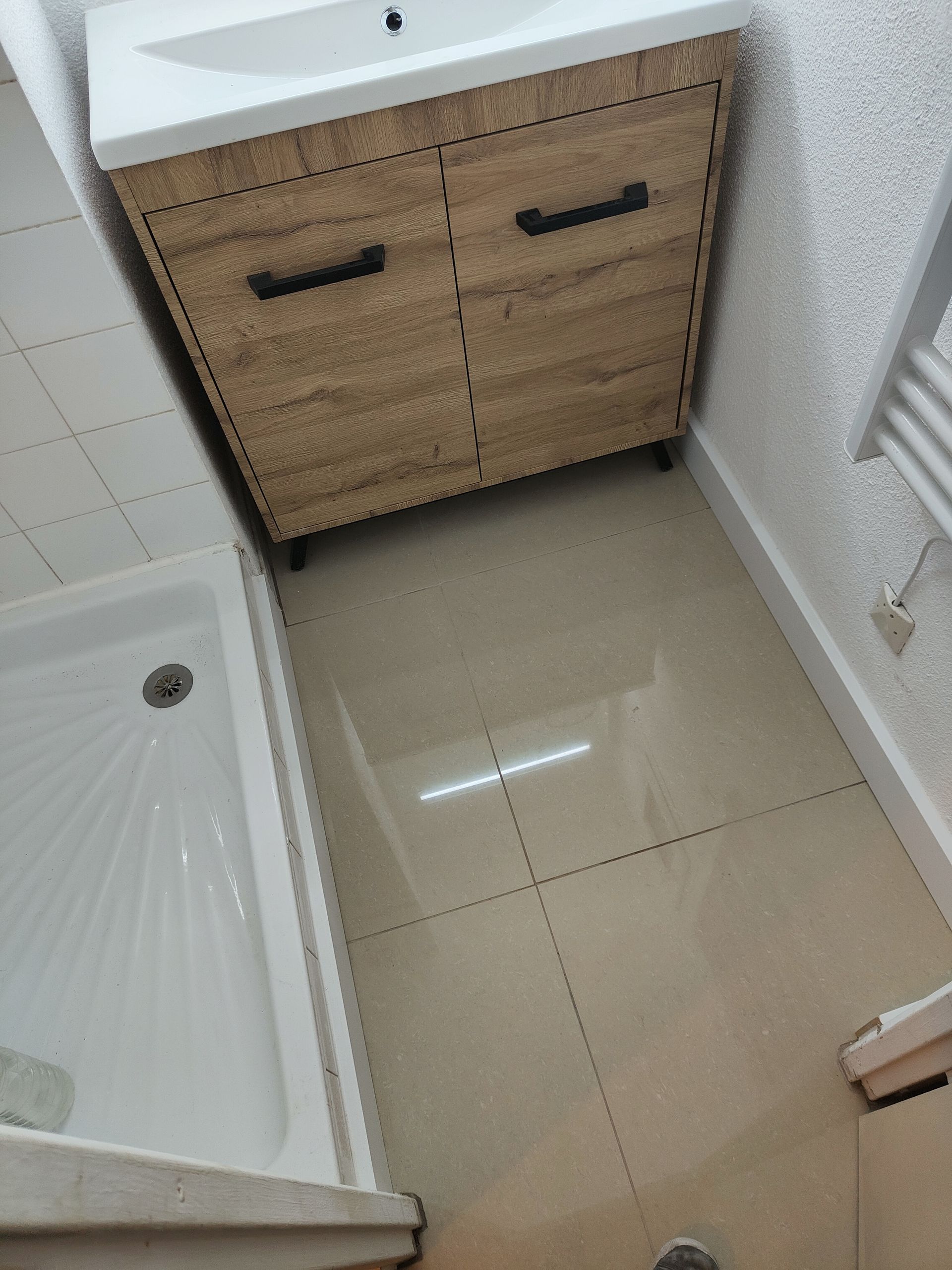 Sol brillant d'une salle de bains