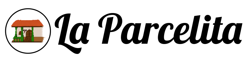 Logotipo con un peque&ntilde;o icono de una tienda y el texto &ldquo;La Parcelita&rdquo; en negro y naranja.