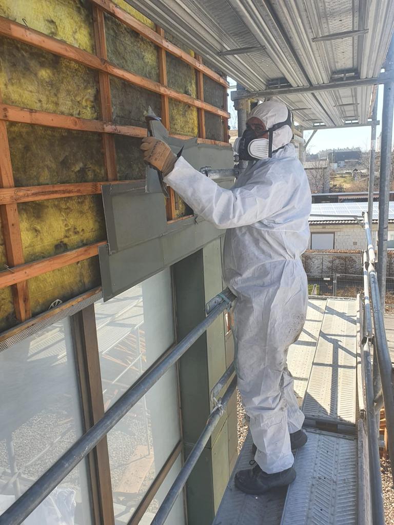 Ein Mann führt eine Schadstoff- und Asbestsanierung durch