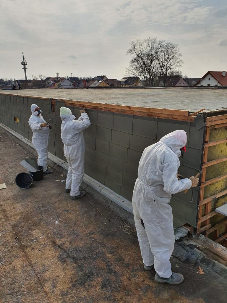 Das Team führt eine Schadstoff- und Asbestsanierung durch