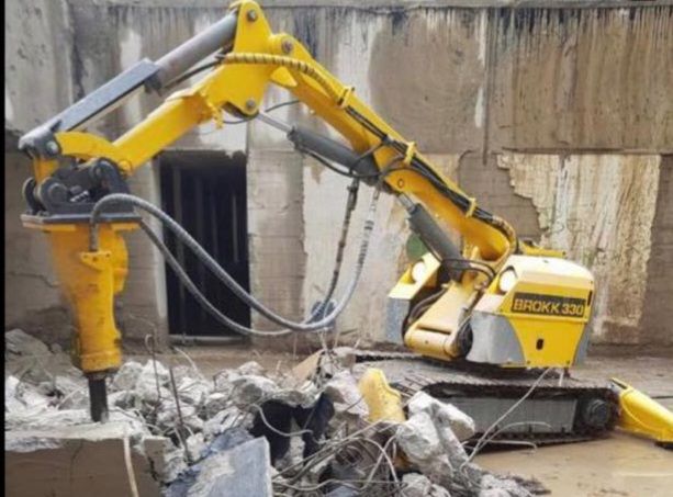 Abbrucharbeiten werden mit einem mobilen Bohrer durchgeführt