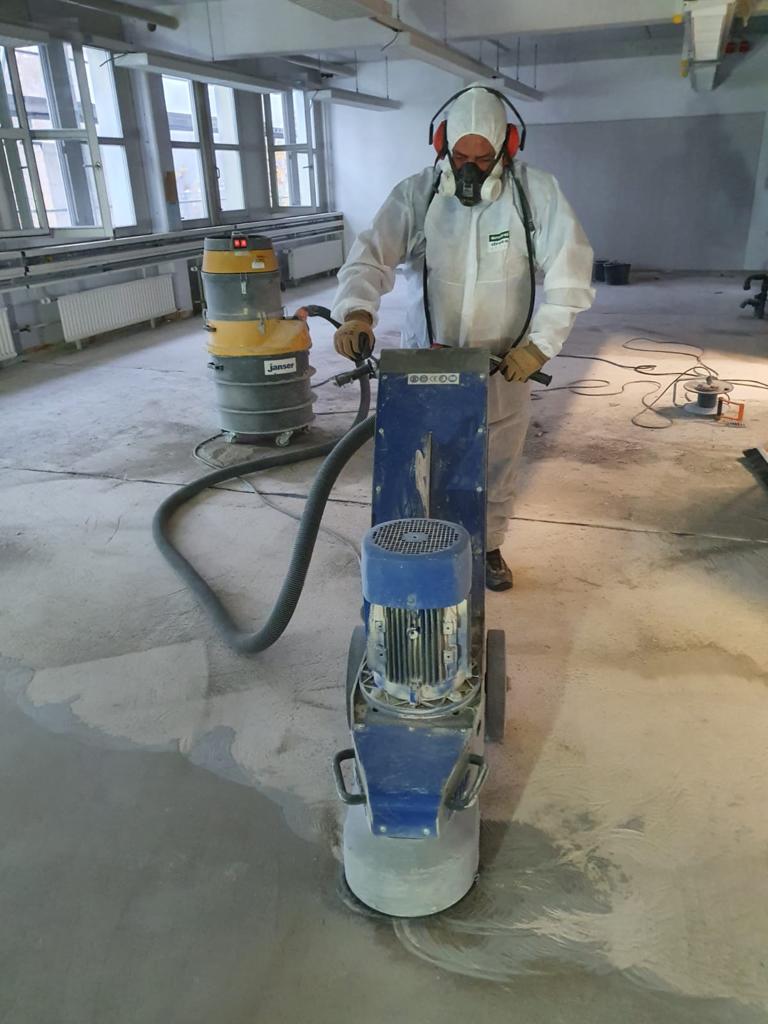 Ein Mann saniert den Boden eines Hauses