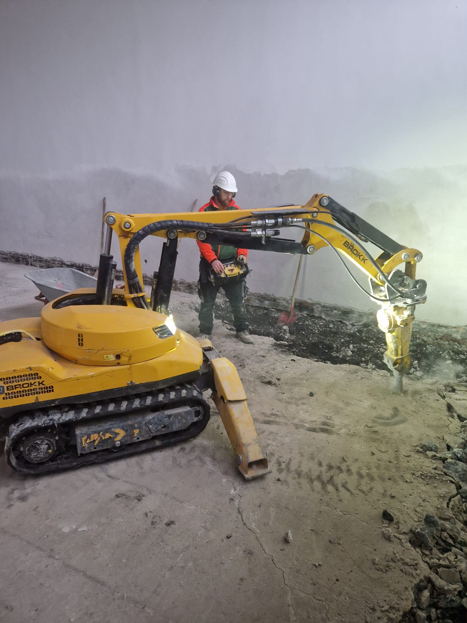 Abbrucharbeiten mit einem ferngesteuerten Bohrer