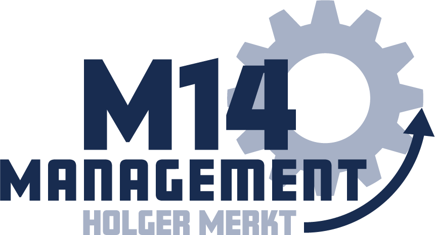 Das Logo von M14 Management zeigt Text, ein Zahnrad und einen nach oben zeigenden Pfeil über dem Namen Holger Merkt.