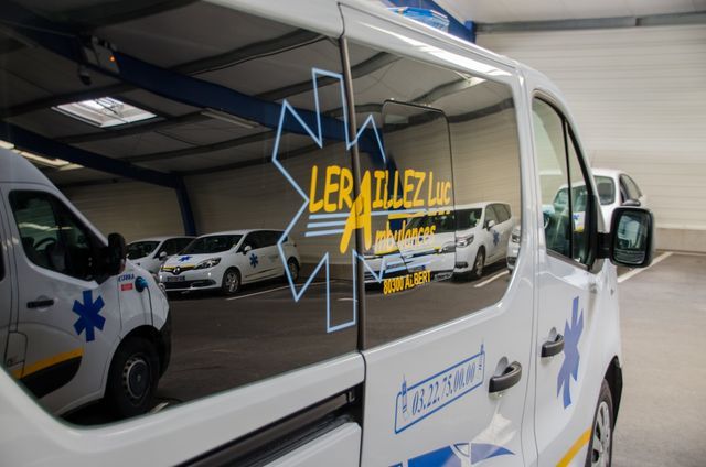 Reflet des véhicules sanitaires à travers la vitre d'une ambulance