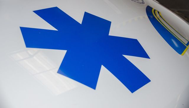Logo ambulance sur un capot