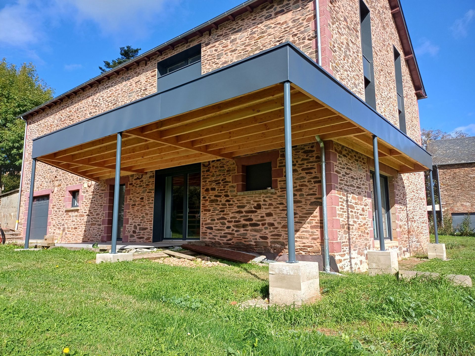 Toit d'une terrasse en bois et métal