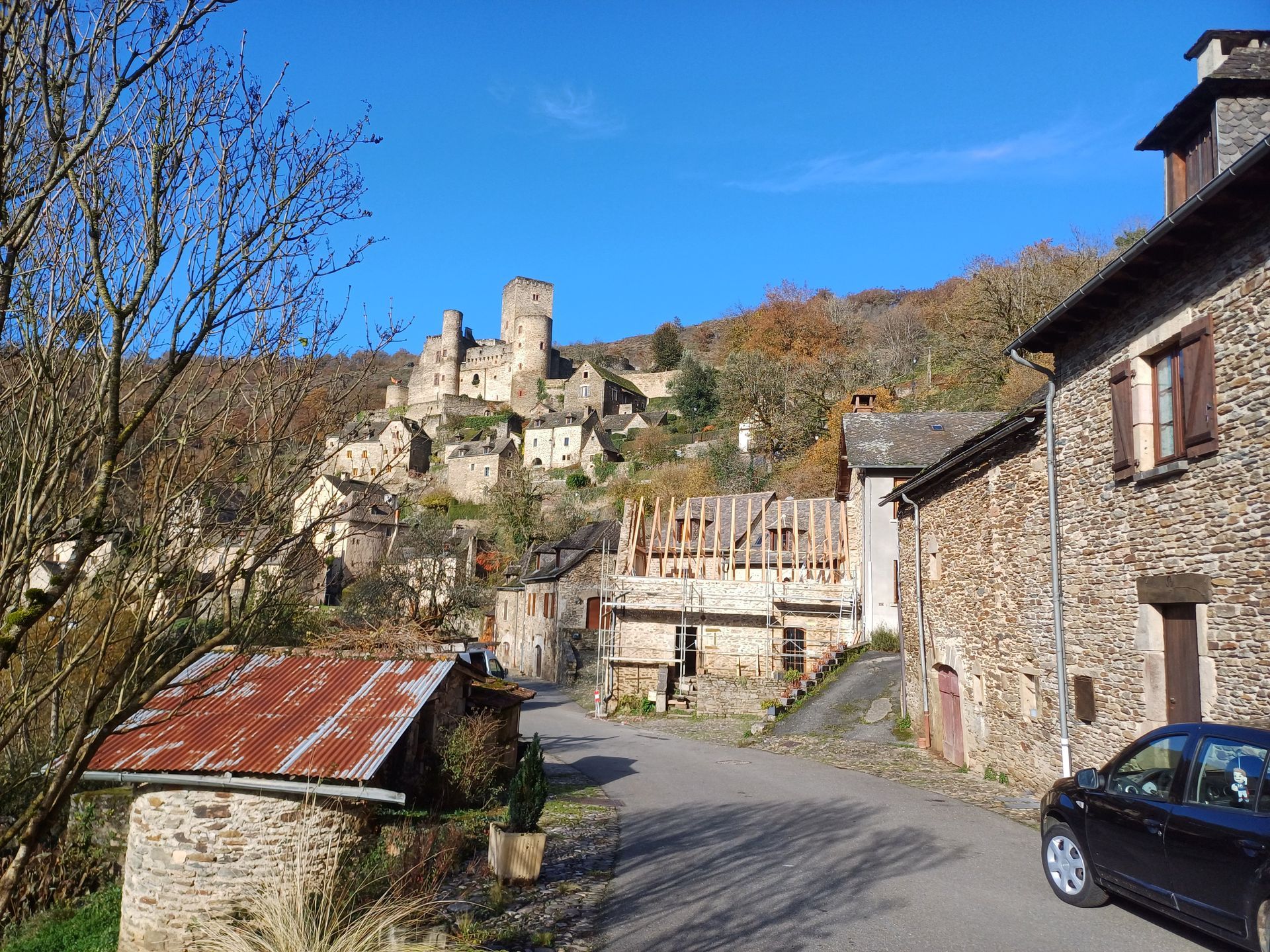 Village avec château en fond