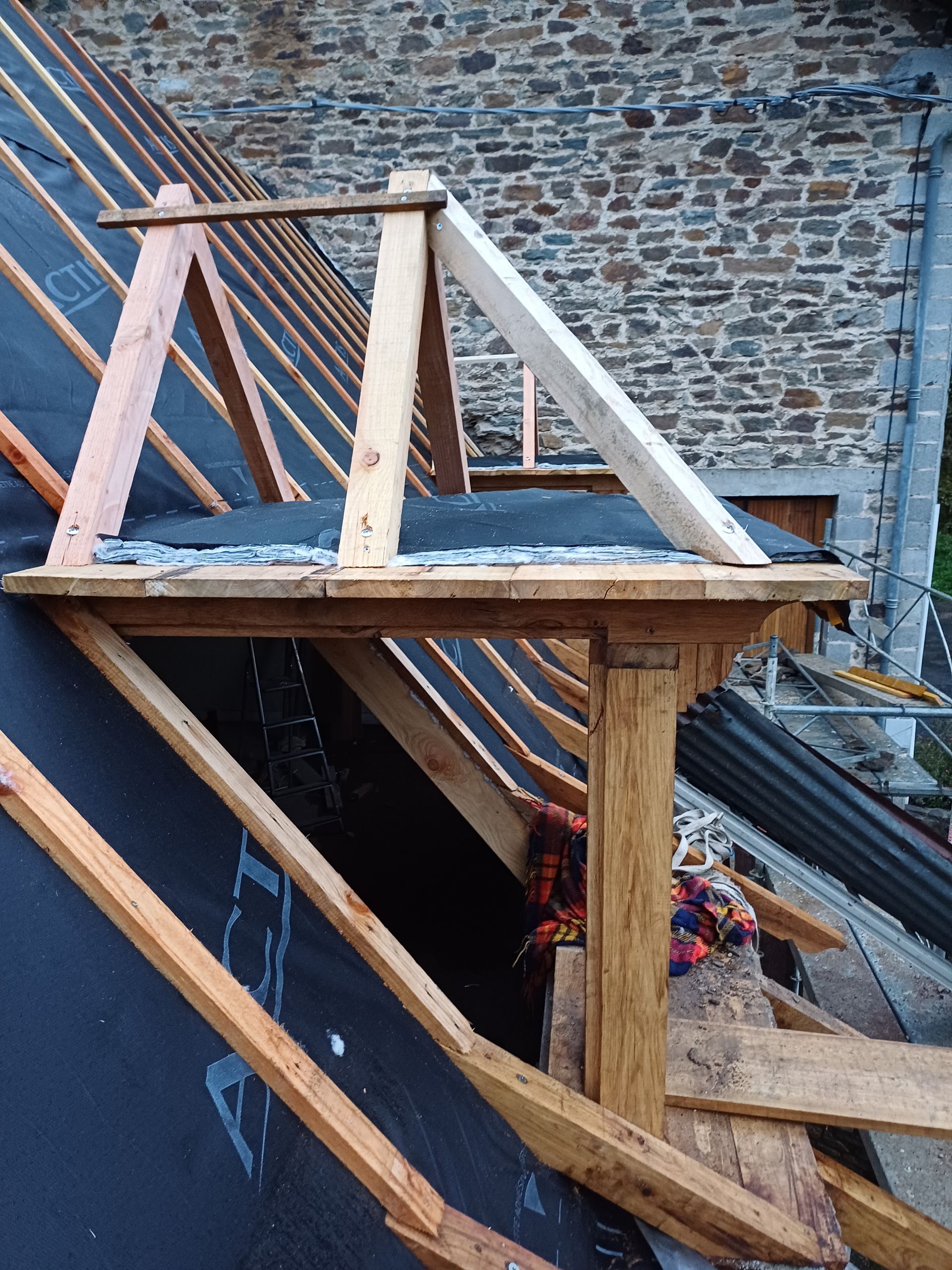 Charpente en bois en cours de montage