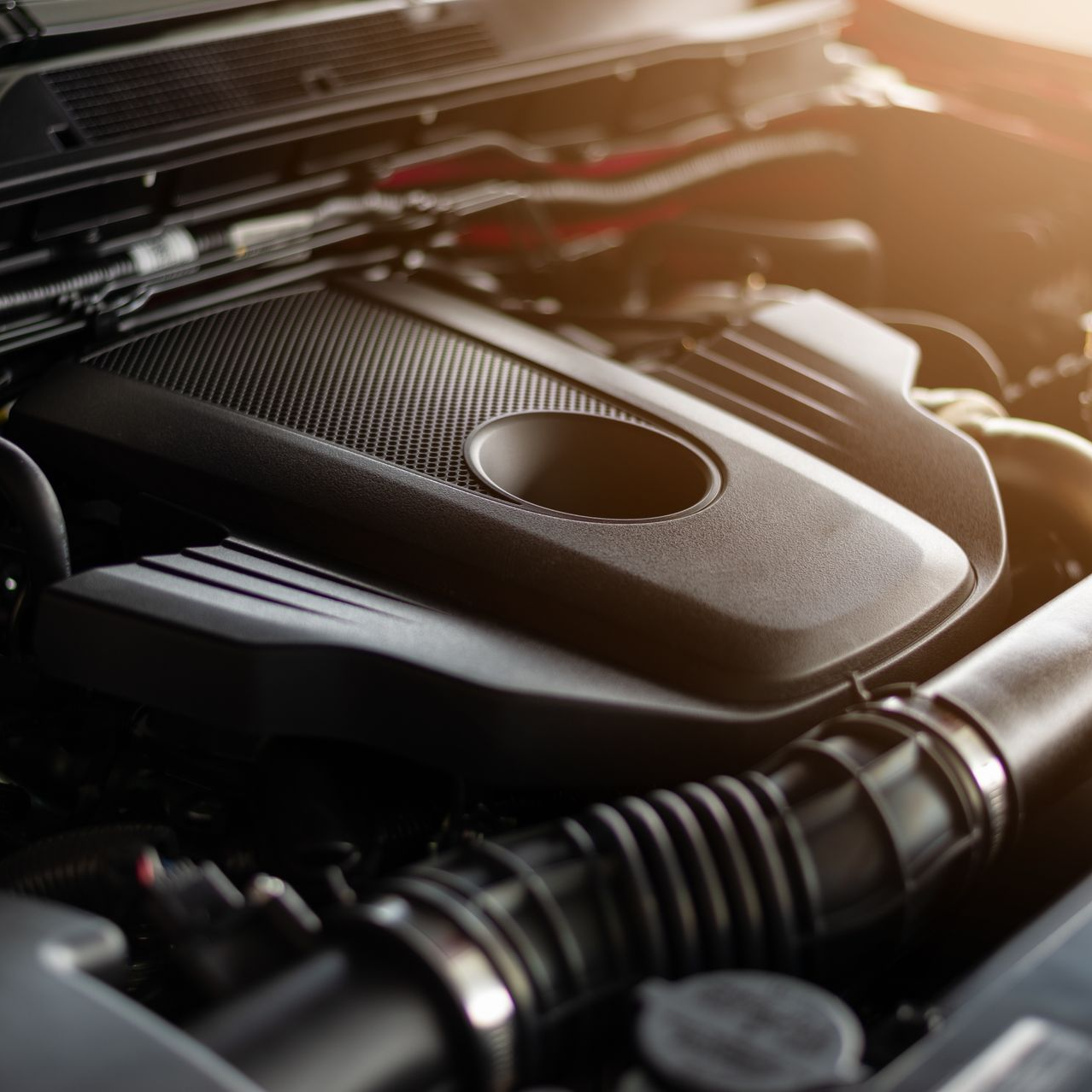Bloc moteur sous le capot d'une voiture