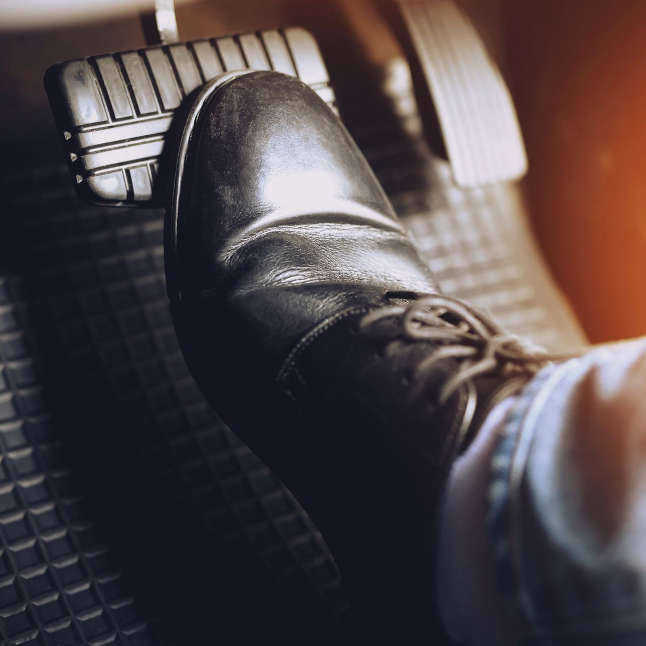 Pied sur une pédale de frein