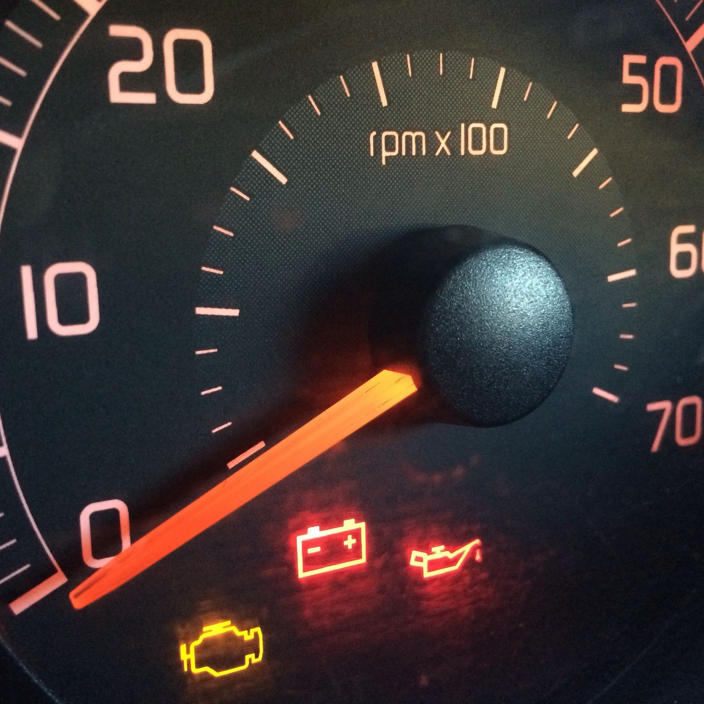 Compteur de voiture et voyants de panne allumés