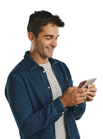 Homme souriant regardant son téléphone