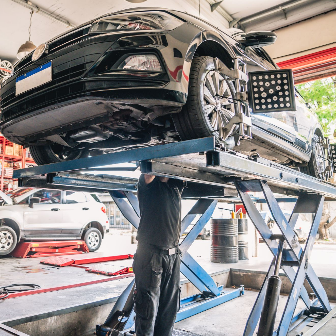 Mécanicien effectuant une réparation sous une voiture