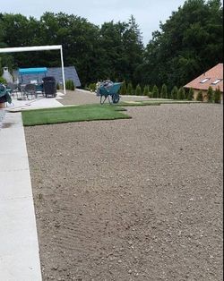 Hochwertiger Rollrasen unterdrück den Unkrautwuchs.