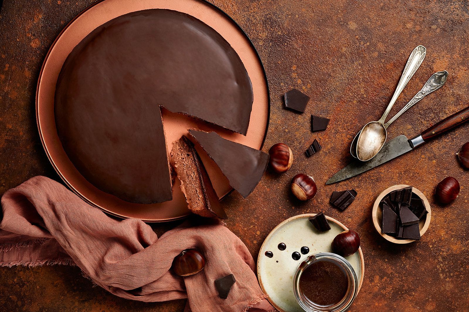 Fondant à la châtaigne nappé de chocolat avec des couverts