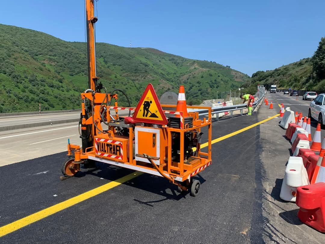 Una máquina está parada al costado de una carretera.
