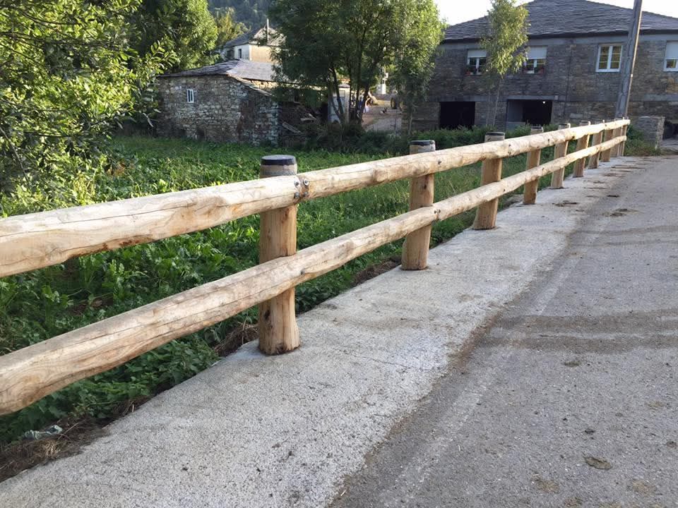 Una valla de madera al costado de una carretera