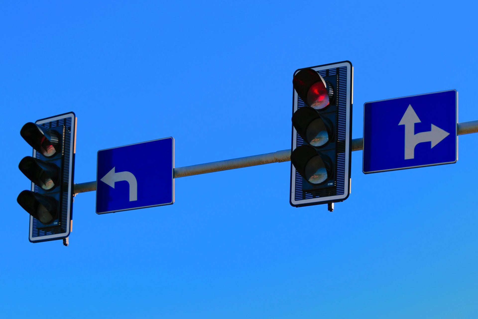 Un cartel azul con una flecha apuntando hacia la derecha