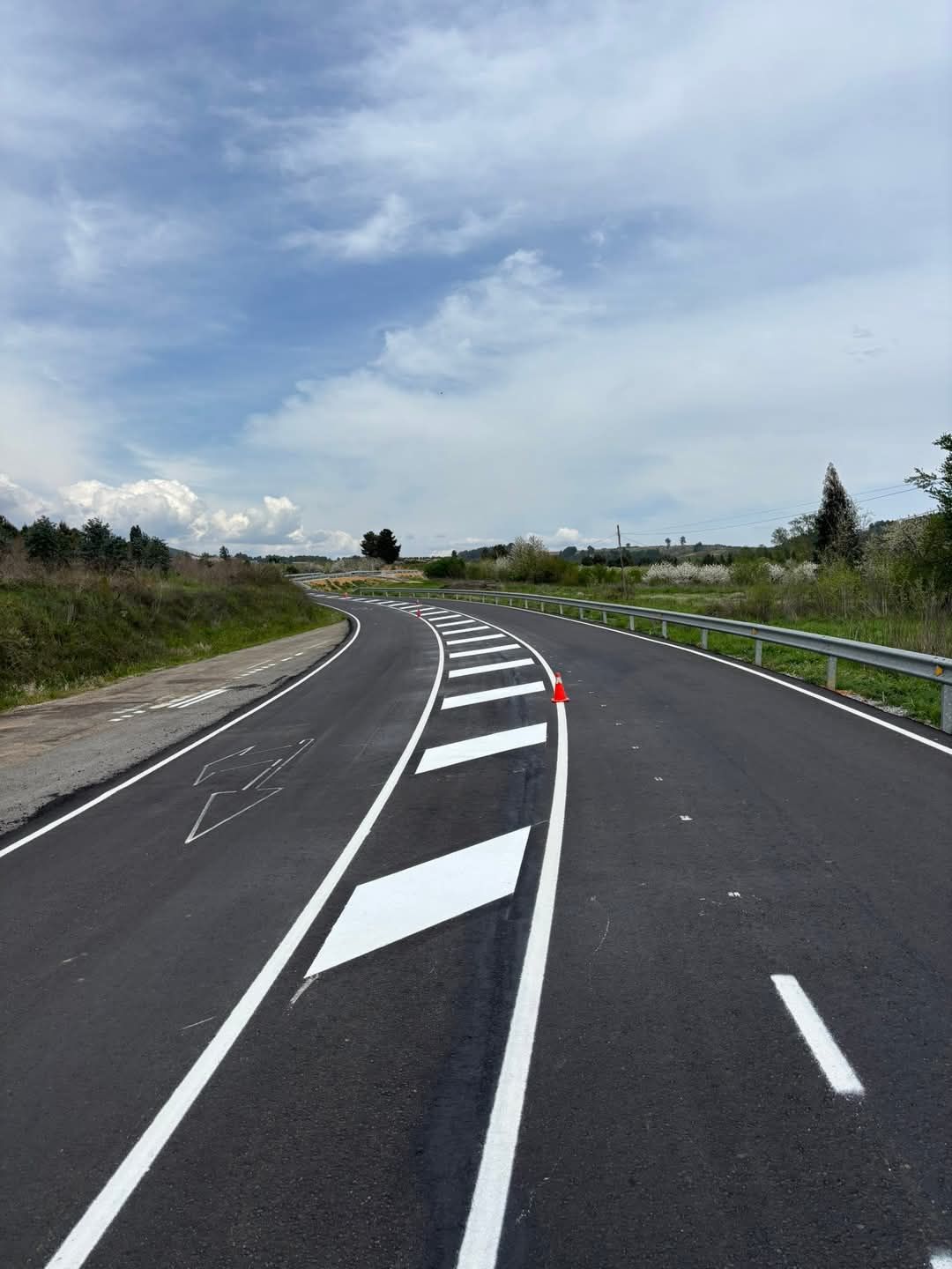 Una carretera con rayas blancas a los lados