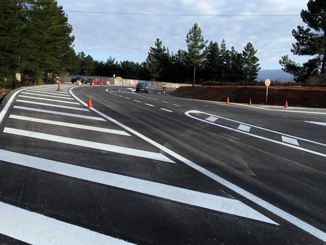 Un coche circula por una carretera con líneas blancas.