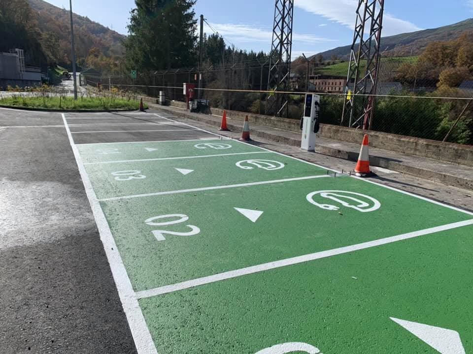 Un estacionamiento verde con líneas blancas y números.