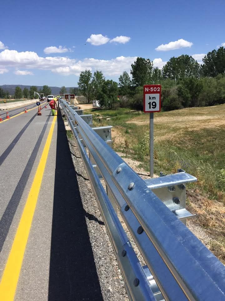 Una carretera con un cartel que dice 19