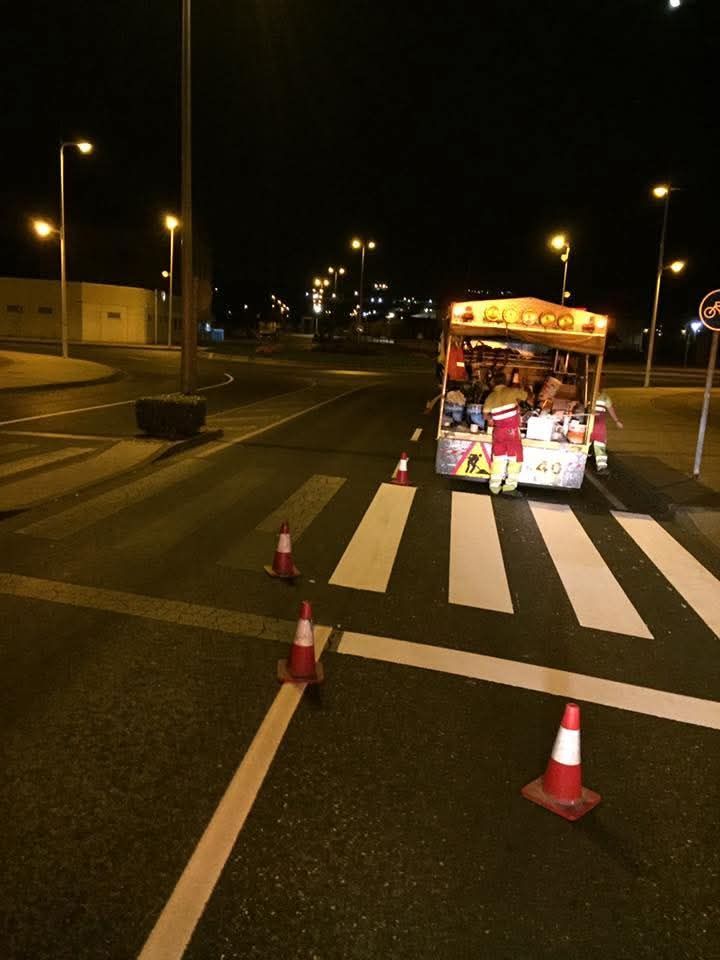 Un tranvía circula por una calle de noche.