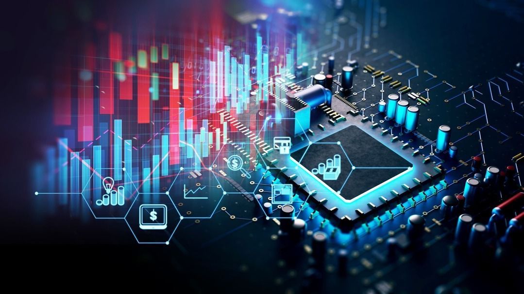 Un chip de computadora está situado encima de una placa base.