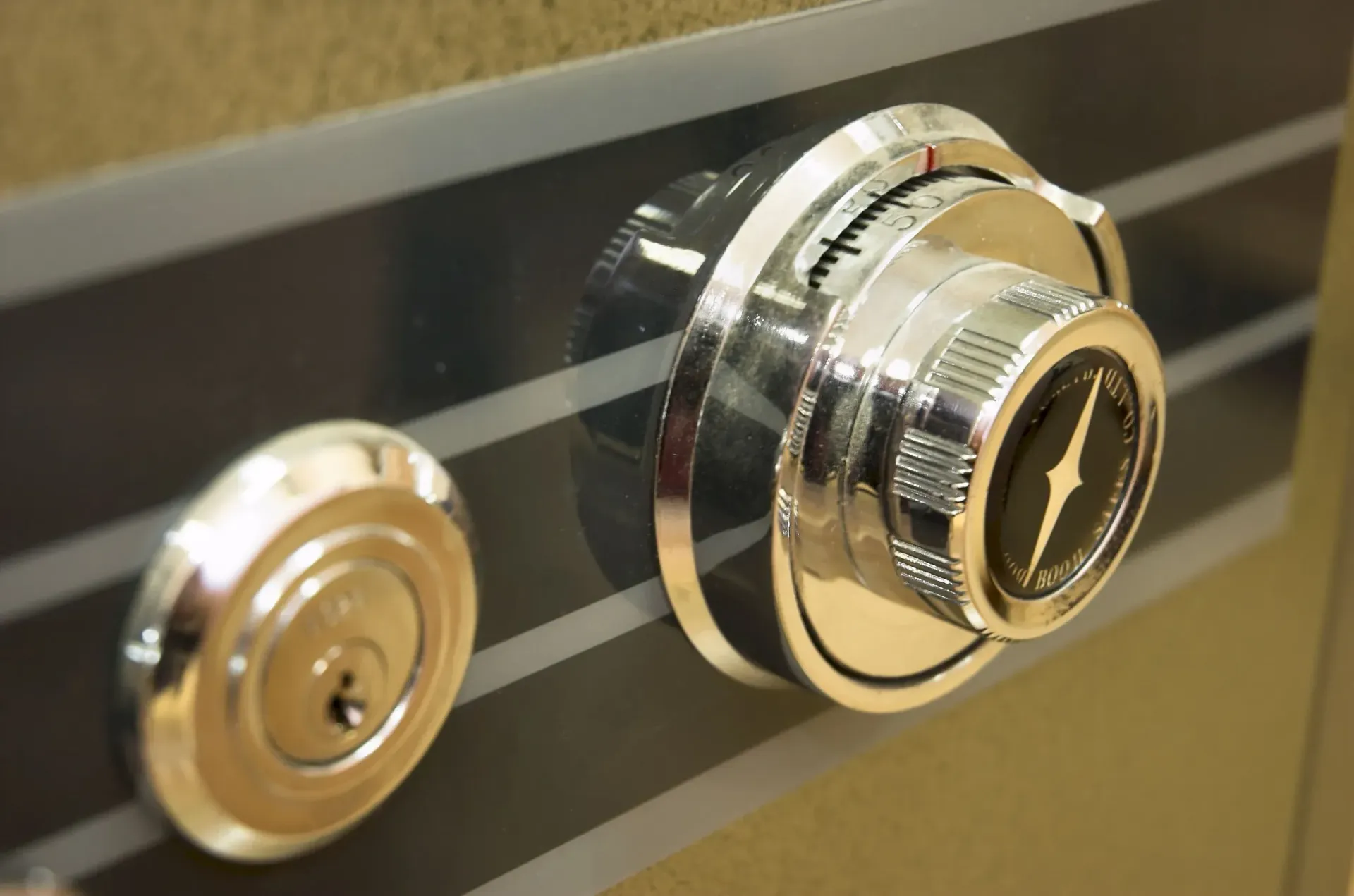 Primer plano de una cerradura de caja fuerte con dial y ojo de cerradura, de 