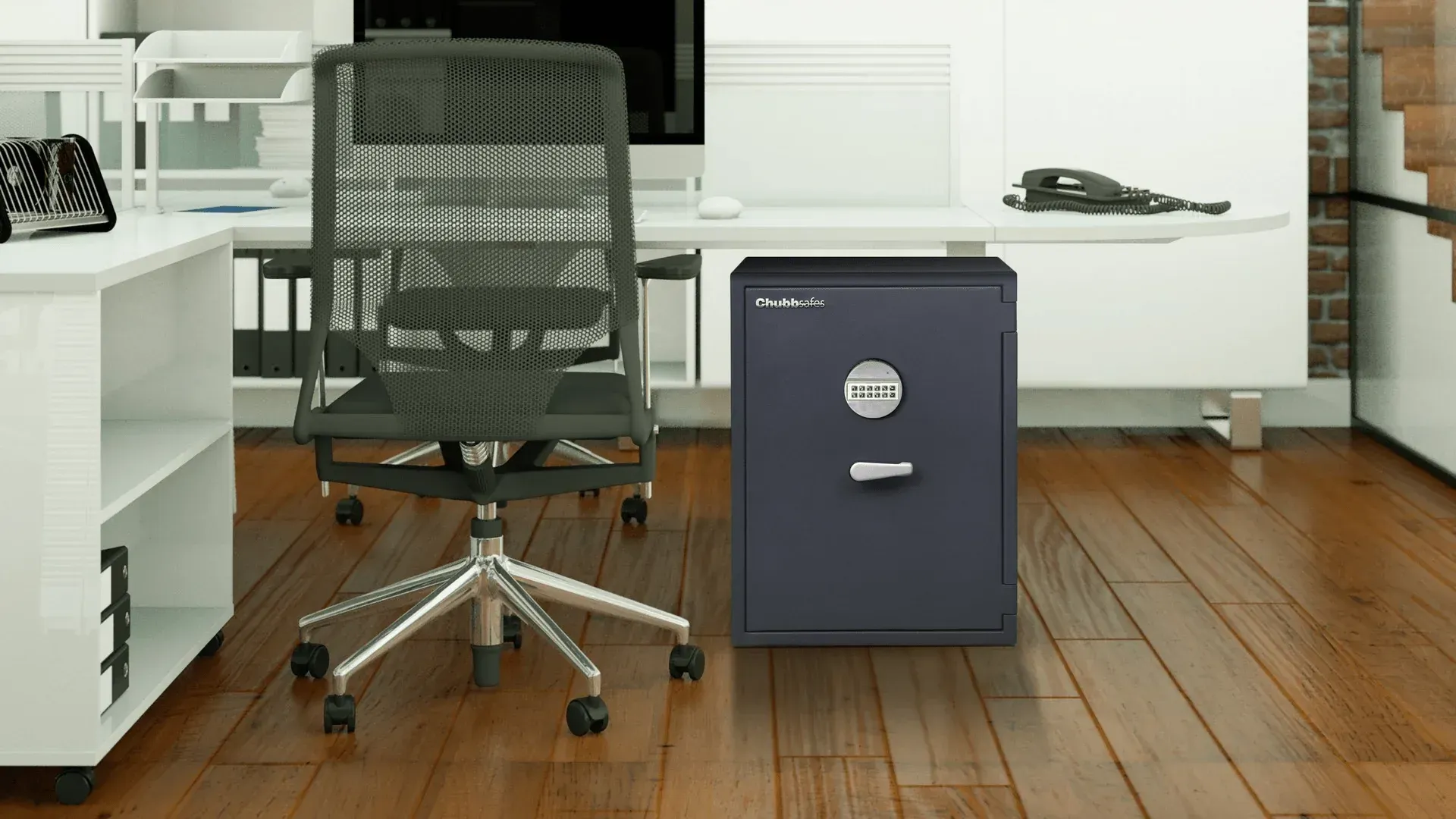 Oficina con caja fuerte azul oscuro, escritorio, silla y teléfono.