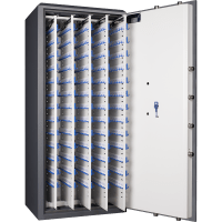 Caja fuerte abierta con varios estantes que contienen muchos artículos etiquetados en azul y blanco.