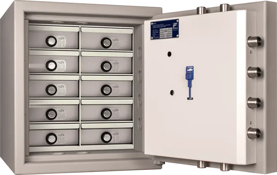 Caja fuerte gris abierta en su interior con varios cajones pequeños; manija con cerradura azul en la puerta.