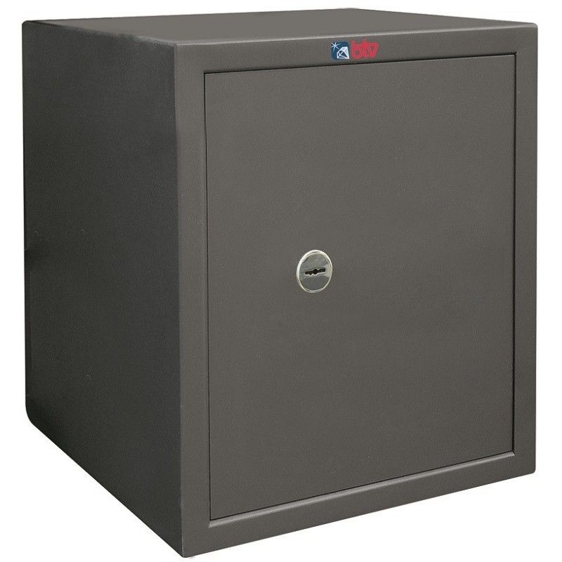 Caja fuerte de seguridad cuadrada de color gris, con cerradura y sobre un fondo liso.