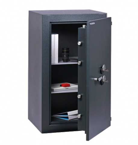 Caja fuerte de color gris oscuro con puerta abierta que revela estantes con artículos en su interior.