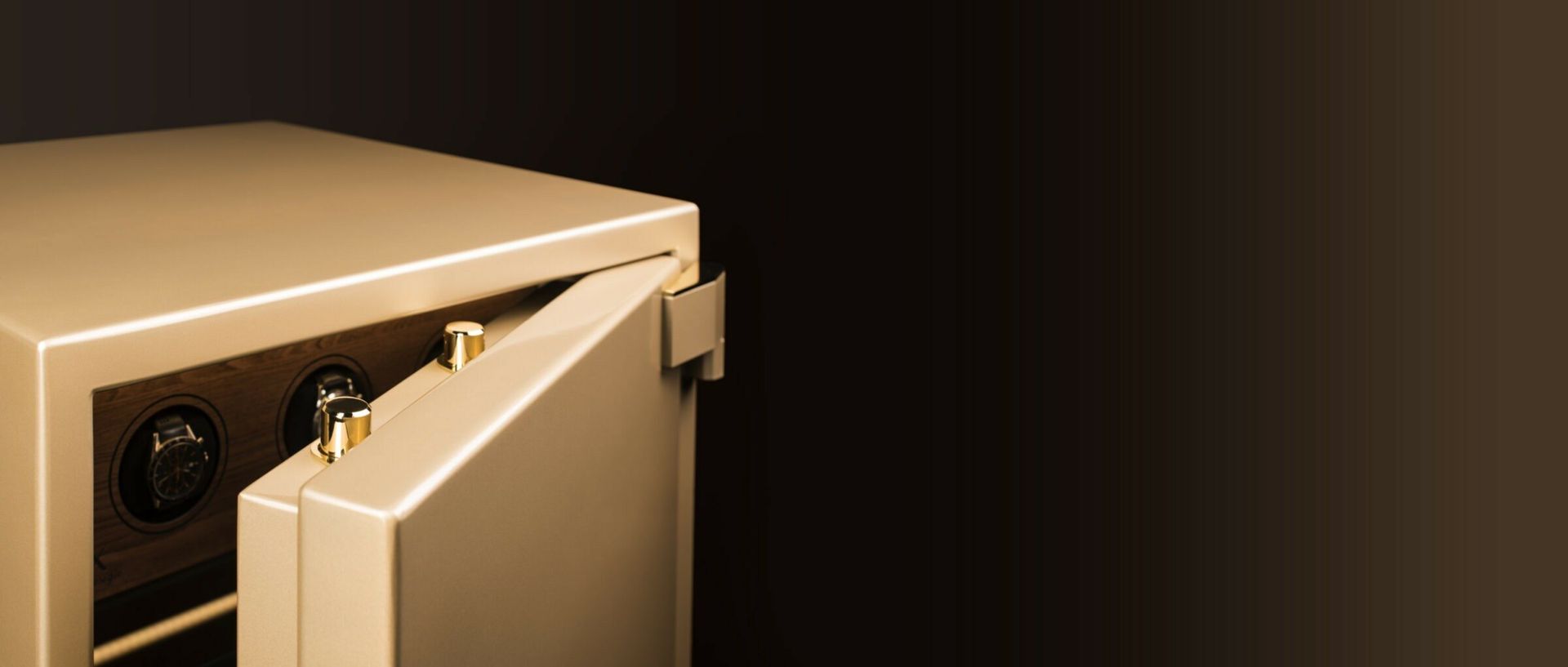 Una caja fuerte dorada con la puerta ligeramente entreabierta, sobre un fondo marrón oscuro.