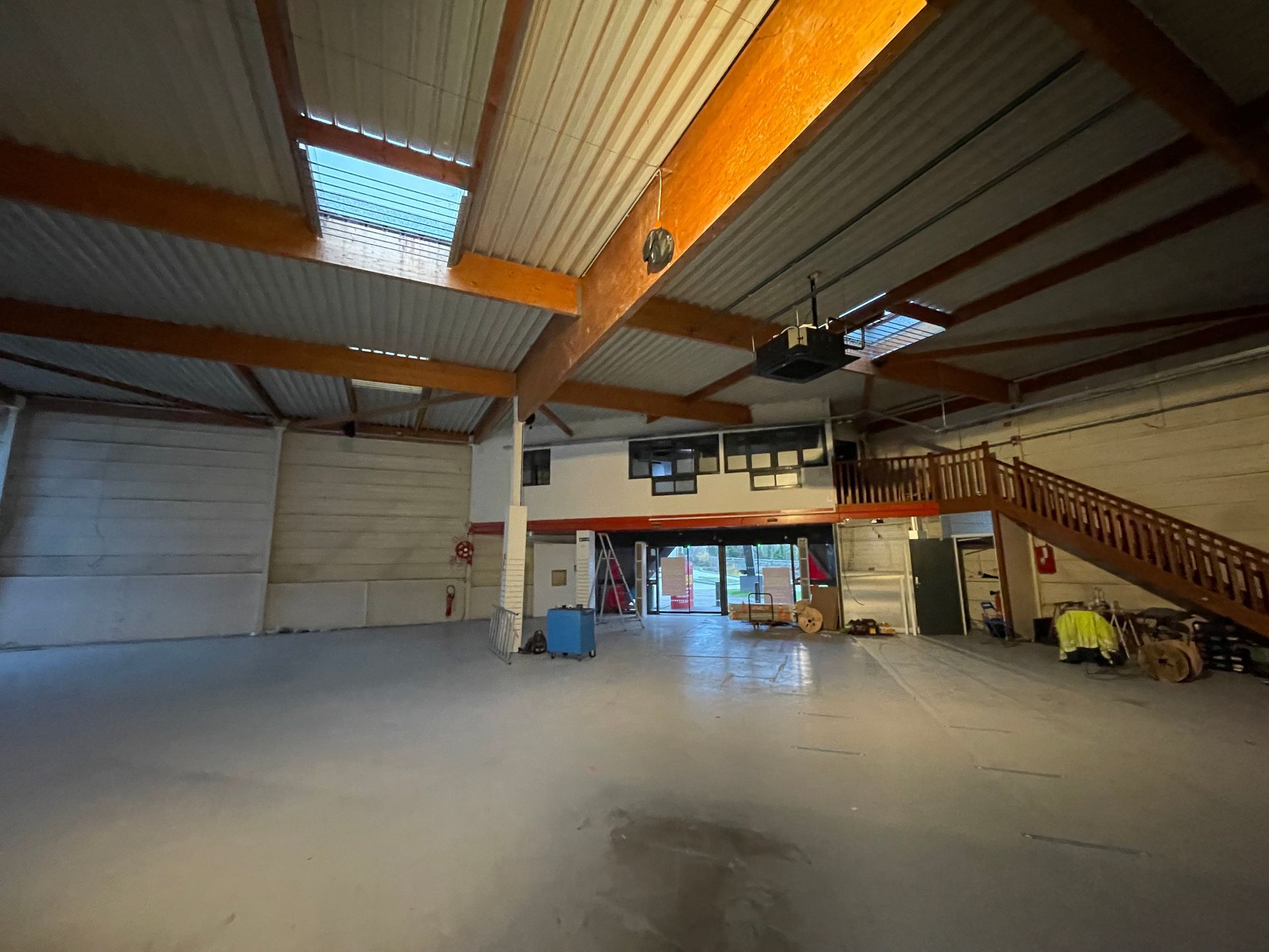 Photo qui représente la rénovation d'un entrepôt avant notre intervention 