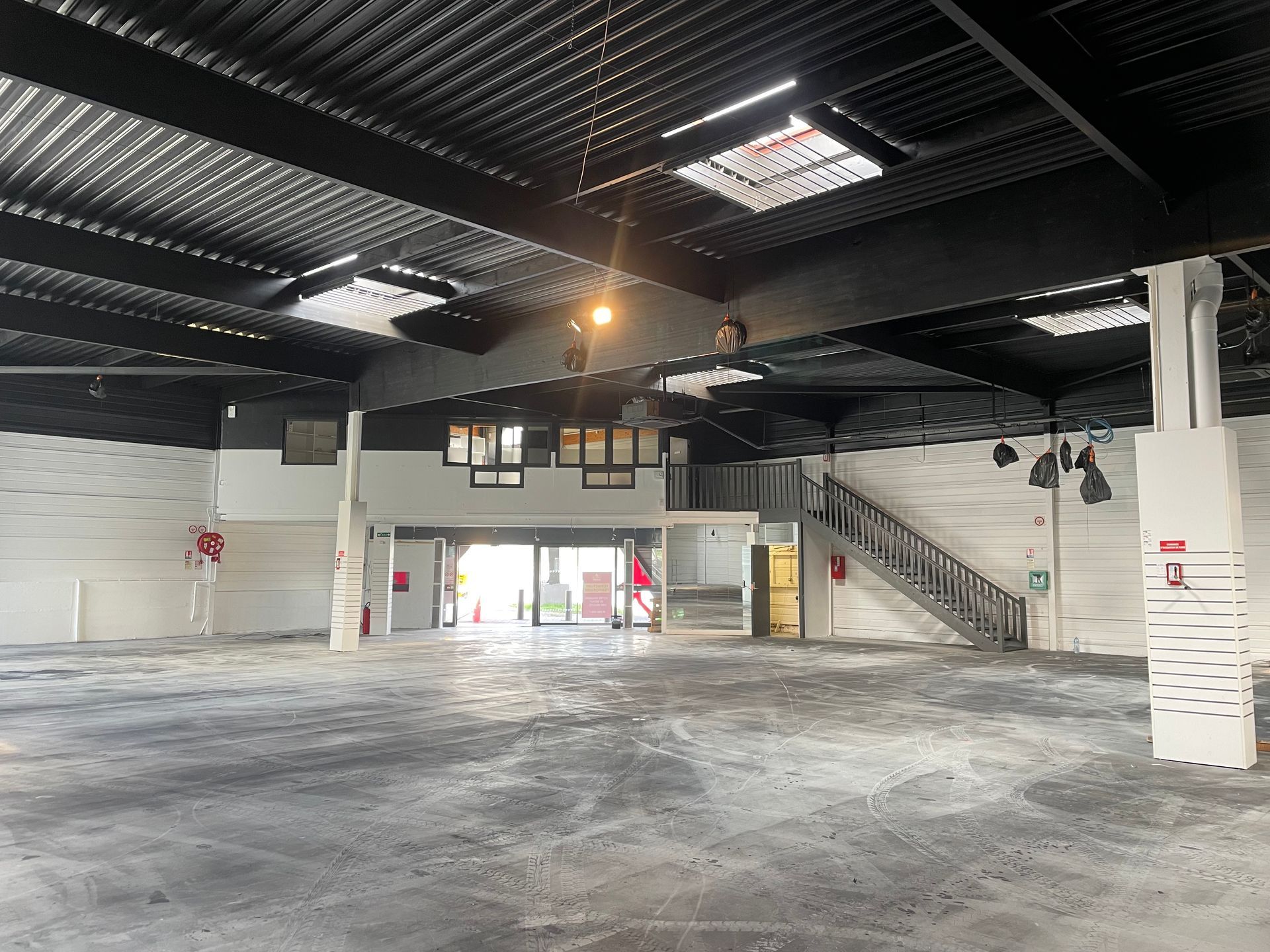 Photo qui représente la rénovation d'un entrepôt après notre intervention 