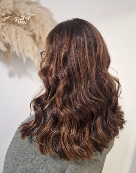 Coiffeuse färbt Haaransatz