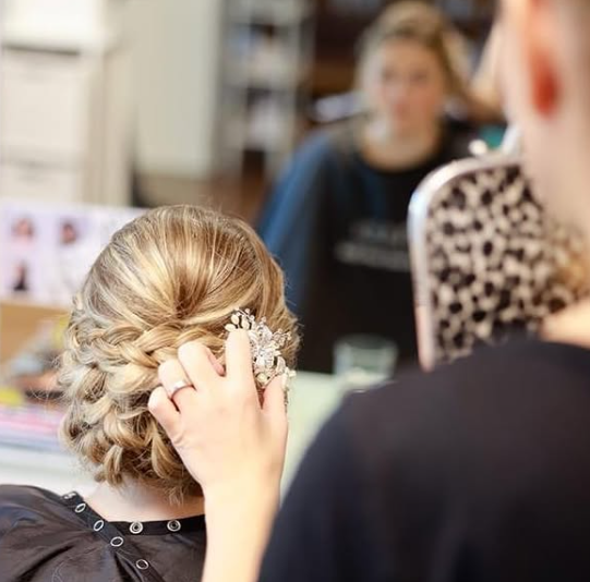 Coiffeuse wäscht Haar