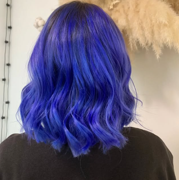 Coiffeuse wäscht Haar einer Kundin