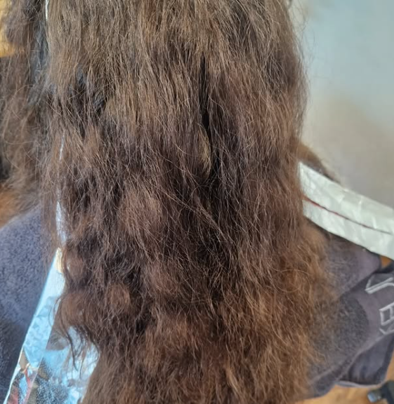 Coiffeuse schneidet Haar