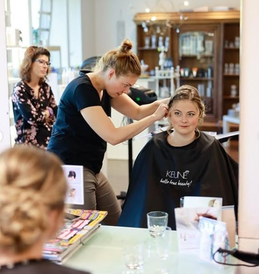 Coiffeuse schneidet Haar