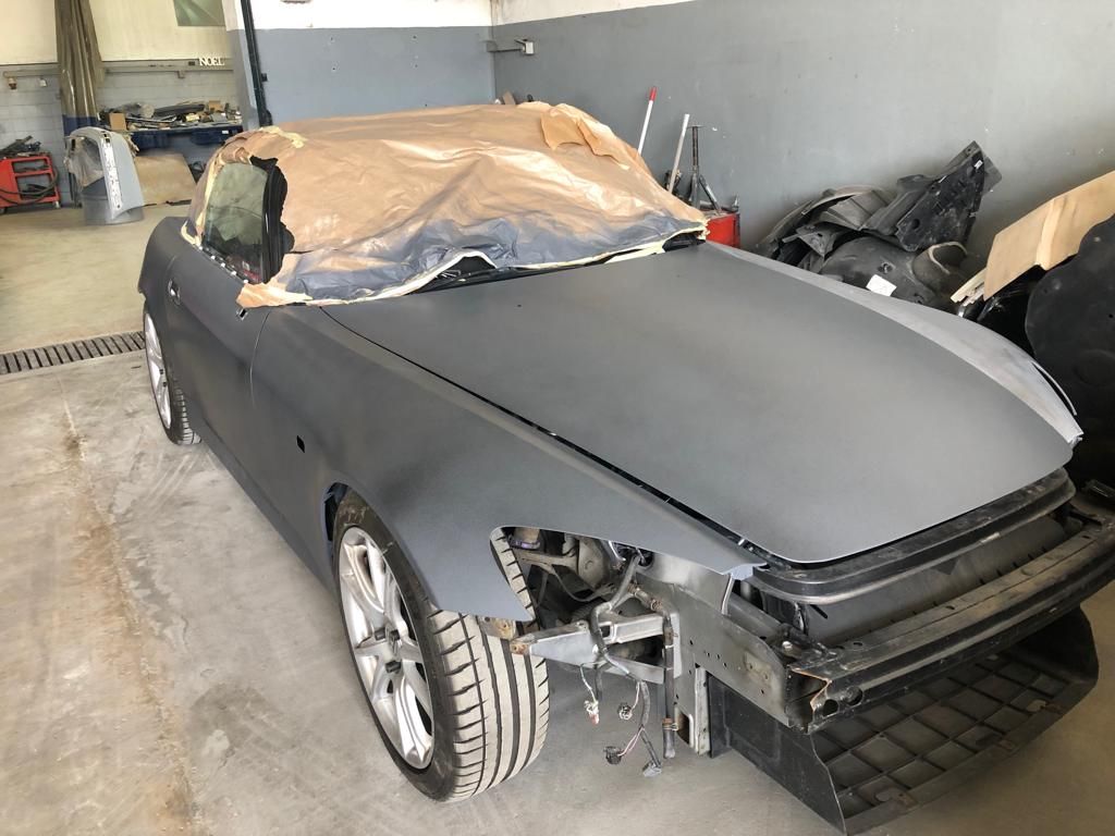 Voiture repeinte en gris